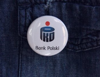 przypinka z logo banku pko