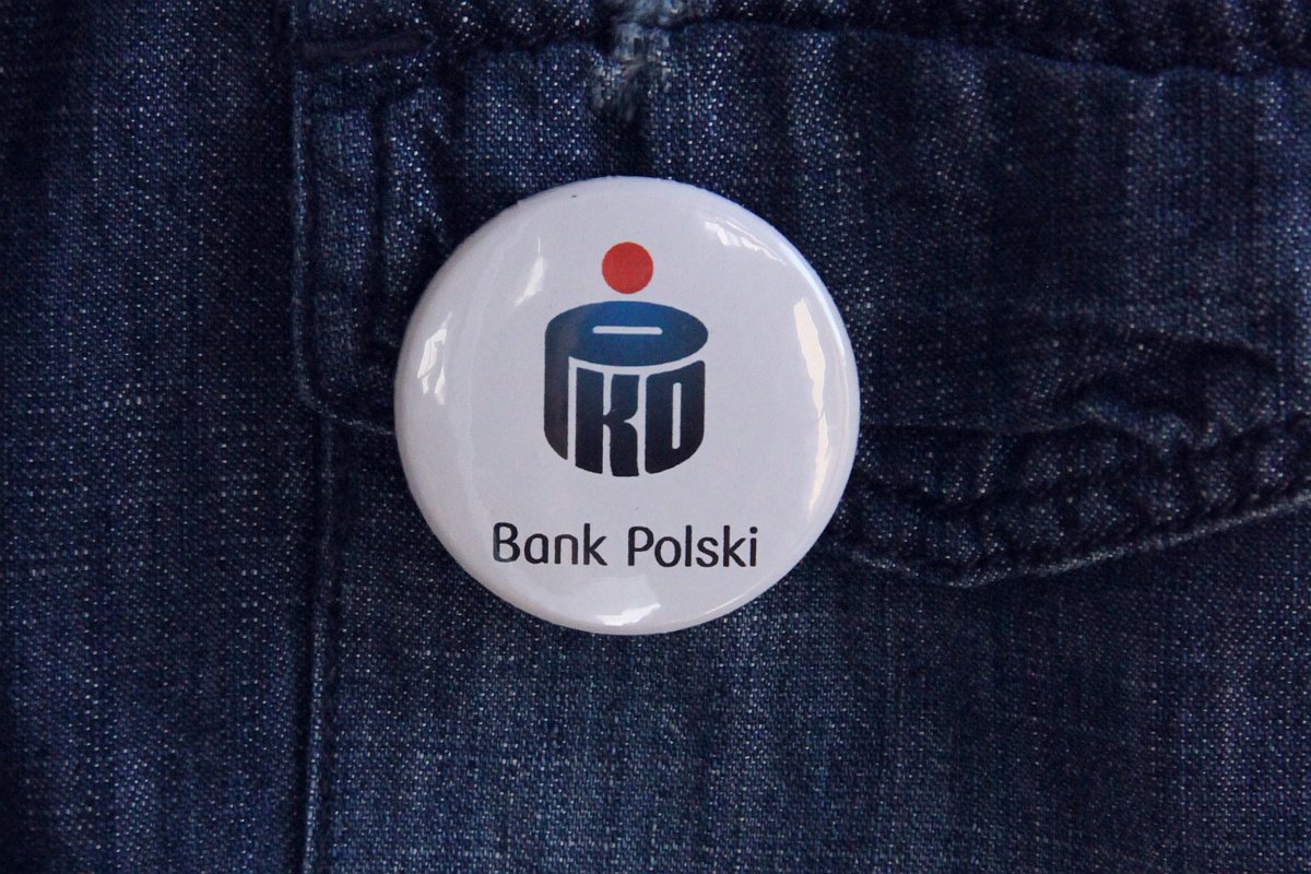 przypinka z logo banku pko